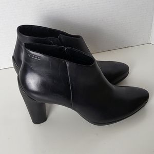 Ecco women's ankle booties size 9.5(40)black never worn.heel size 4.5